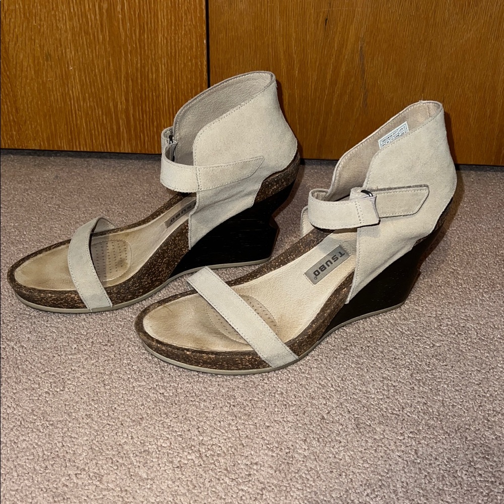 Tsubo Tehina wedge platform sandal. Sz. 10 very good cond. cream